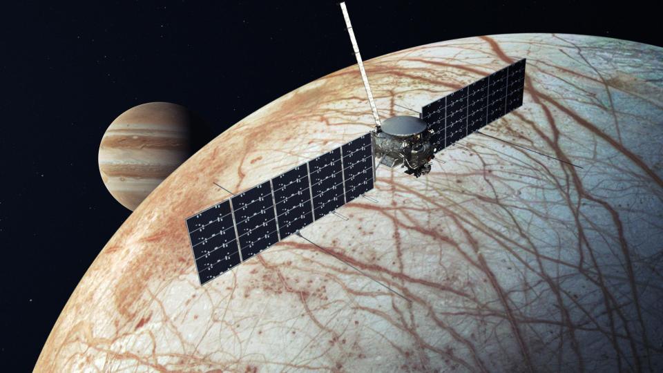 Illustration of NASA&#039;s Europa Clipper spacecraft with Jupiter and its icy moon Europa in the background (Credit: NASA/JPL-Caltech)